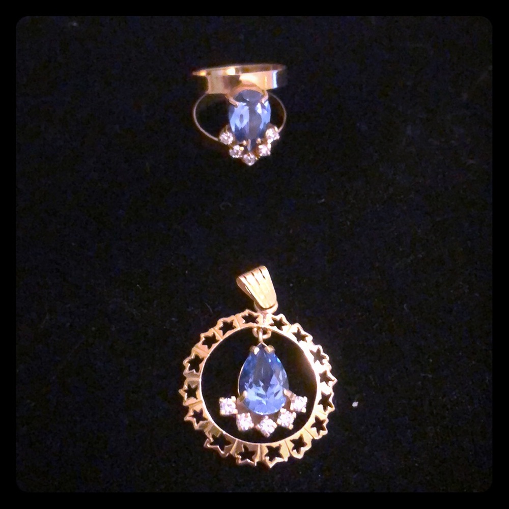 18k Yellow Gold ring & matching Pendant Aquamarine